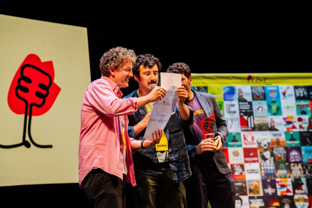 Un momento della cerimonia sul palco, davanti al logo di IlPod