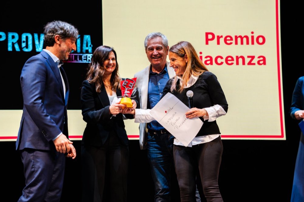 La consegna di un premio sul palco